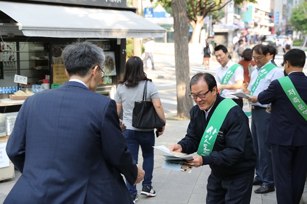 △이순우 저축은행중앙회 회장(사진)이 사잇돌2 대출 캠페인에 나서고 있다./사진제공=저축은행중앙회