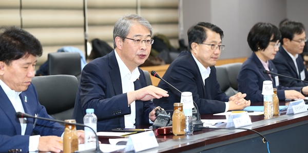 임종룡 금융위원장, 파업 관련 은행권 상황 점검 회의