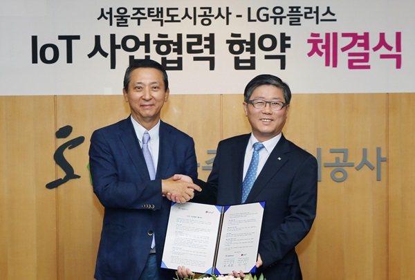 서울 강남구 서울주택도시공사 본사에서 권영수 LG유플러스 부회장(사진 왼쪽)과 변창흠 서울주택도시공사 사장(오른쪽)이 업무협약을 체결하고 난 뒤, 기념촬영을 하고 있다. 사진제공 LG유플러스