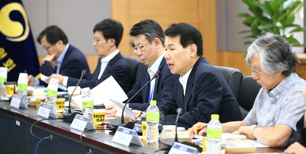 정은보 금융위원회 부위원장이 22일 오전 정부서울청사 금융위원회 대회의실에서 열린 핀테크 육성 협의회 제1차 회의에서 발언하고 있다.