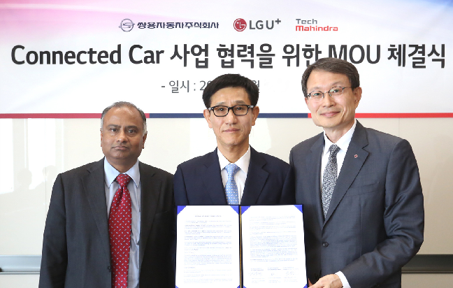 LG유플러스 BS본부장 강문석 부사장(사진 오른쪽)과 쌍용자동차 제품개발본부장 윤병도 전무(사진 가운데), 테크 마힌드라 최고운영책임자 L. 라비찬드란(L. Ravichandran) 부사장(사진 왼쪽)이 지난 23일 LG유플러스 용산사옥에서 업무협약을 체결했다.