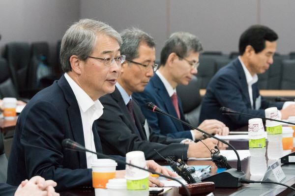 임종룡 금융위원장은 26일 서울 중구 정부서울청사 금융위원회 대회의실에서 금융발전심의회 금융소비자, 서민 분과 3차 회의를 열고 금발심 위원, 유관기관 대표들과 채무조정 개선방안과 채권추심 건전화방안에 관해 논의했다. / 사진=금융위원회