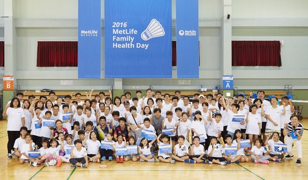 △25일 경기 성남시에 위치한 산성실내배드민턴장에서 진행된 ‘2016 패밀리 헬스 데이’ 참석 가족들이 기념촬영을 하고 있다./사진제공: 메트라이프생명