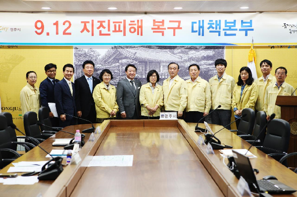 코오롱 이웅열 회장(왼쪽에서 여섯 번째)은 지난 22일 경주시청에 마련된 지진피해복구 대책본부를 찾아 최양식 경주시장(왼쪽에서 여덟 번째)에게 지원을 약속했다. 코오롱그룹 제공