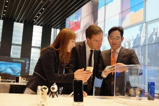 이재용 부회장이 루터 총리에게 삼성전자의 주요 제품과 혁신기술 등에 관해 설명하고 있다.