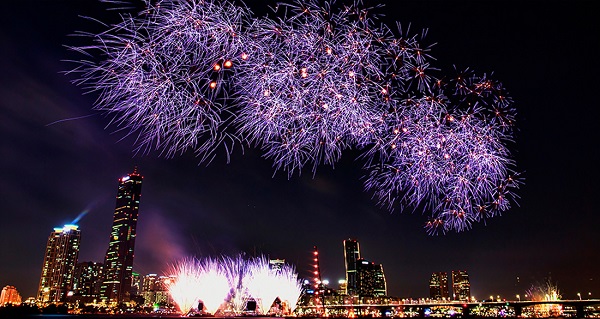 한화와 함께 하는 2016서울세계불꽃축제가 10월 8일 여의도 한강공원에서 개최된다. 한화그룹 제공