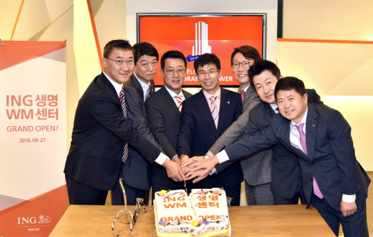 △정문국 ING생명 사장(왼쪽에서 세번째)이 27일 서울 역삼동 ING오렌지타워에서 열린 'WM센터' 오프닝 행사에 참석해 임직원들과 떡을 자르고 있다./사진제공=ING생명