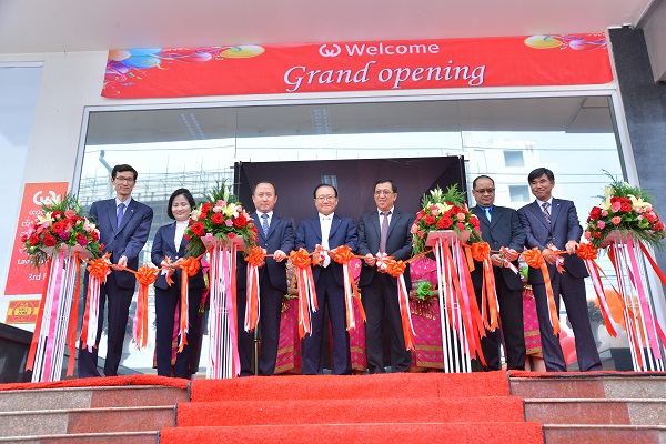 △손종주 웰컴금융그룹 대표(가운데)와 관계자가 라오스 영업 개시 컷팅식 후 기념촬영을 하고 있다./사진제공=웰컴금융그룹