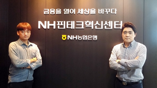 △이승행 ㈜미드레이트 대표이사 이승행(오른쪽)과 신규식 미드레이트 운영이사가 기념촬영을 하고 있다./사진제공=미드레이트