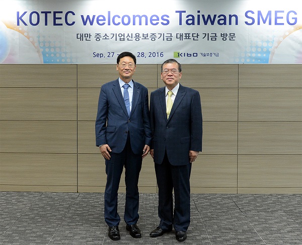 △강낙규 기술보증기금 전무이사(왼쪽)과 산옌 시아오 대만 보증기관 대표가 기념촬영을 하고 있다./사진제공=기술보증기금