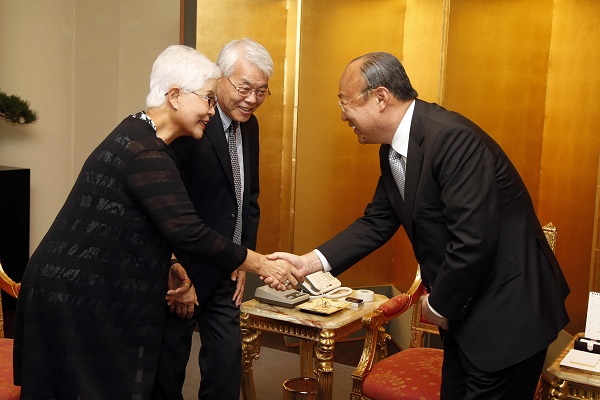 김승연 한화그룹 회장은 29일 오후 서울 중구 한화빌딩에서 로버트 김 부부를 만나 환담을 나눴다. 한화그룹 제공