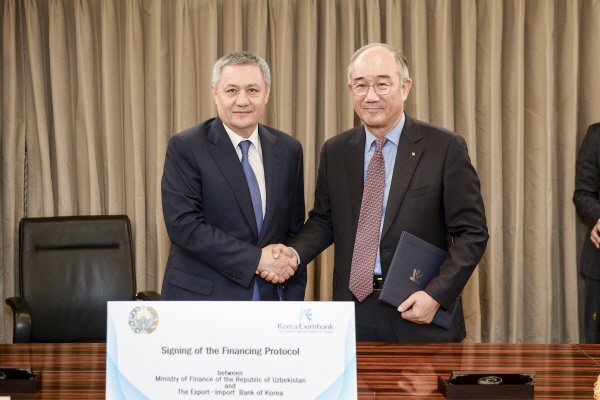 이덕훈 수출입은행장(오른쪽)과 루스탐 아지모프 우즈베키스탄 제1부총리가 29일 서울 소공동 롯데호텔에서 금융협약을 맺은 모습 / 사진=수출입은행
