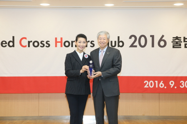 JB금융 김한 회장, 1억이상 기부 레드크로스 아너스클럽 인증