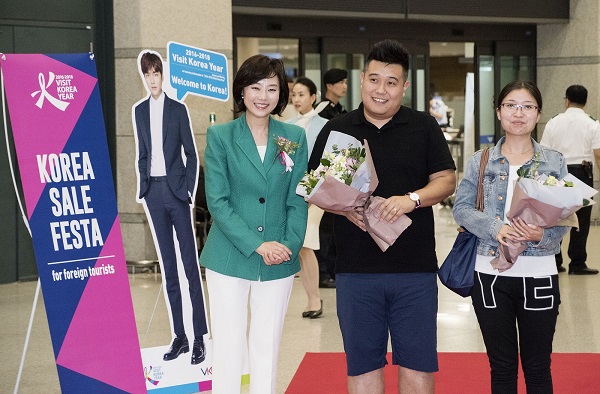 조윤선 문화체육관광부 장관이 코리아 세일 페스타의 첫 손님인 중국인 부부 캉웨이롱,동위와 기념촬영을 하고 있다. 한국방문위원회 제공