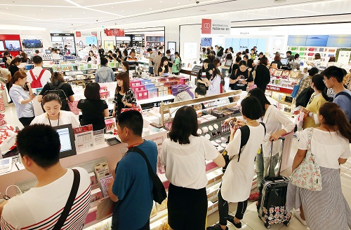 신세계면세점 명동점에서 외국인 관광객들이 쇼핑을 하고 있다. 신세계디에프 제공 