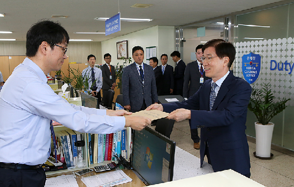 이동호 현대백화점면세점 대표가 4일 오전 관세청 서울본부세관을 직접 방문해 '서울지역 시내면세점 특허신청서'를 제출했다. 현대백화점 제공
