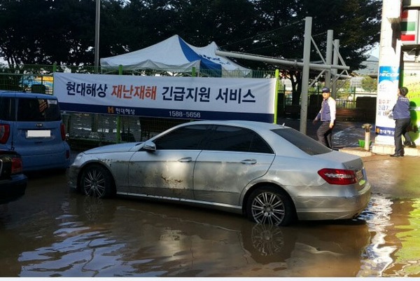 △현대해상과 자회사인 현대하이카손해사정, 하이카프라자 임직원 150여명으로 구성된 긴급지원단이 울산 지역에 설치한 수해복구 긴급지원 캠프에서 구호활동을 벌이고 있다./사진제공=현대해상