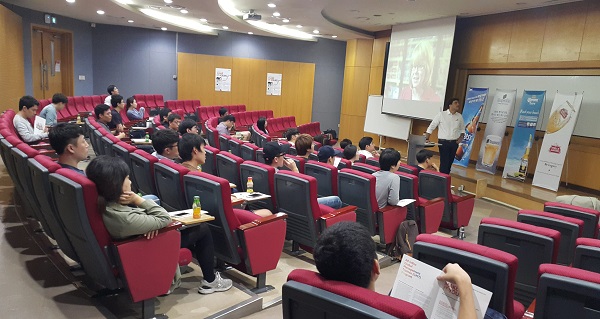 김도훈 오비맥주 사장이 지난 4일 서울대에서 열린 채용설명회에서 학생들의 글로벌 경영 연수(GMT) 지원을 독려하고 있다. 오비맥주 제공