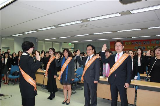 △한화생명 일산지역단의 설계사와 임직원 100여명이 11일 보험사기 근절과 예방에 적극 참여하겠다는 의미로 선서하고 있다./사진제공=한화생명