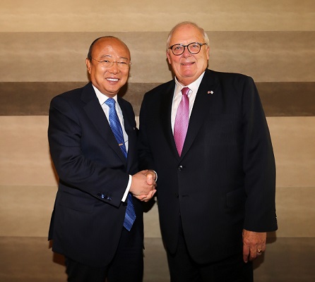 김승연 한화그룹 회장은 10일 오후 서울 더플라자 호텔에서 에드윈 퓰너 미 헤리티지재단 아시아연구센터 이사장를 만나 한미간 경제교류 및 한반도 상황 등 현안에 대해 논의하고, 한화그룹의 글로벌 사업에 대해서 의견을 나누는 민간외교의 시간을 가졌다. 한화그룹 제공