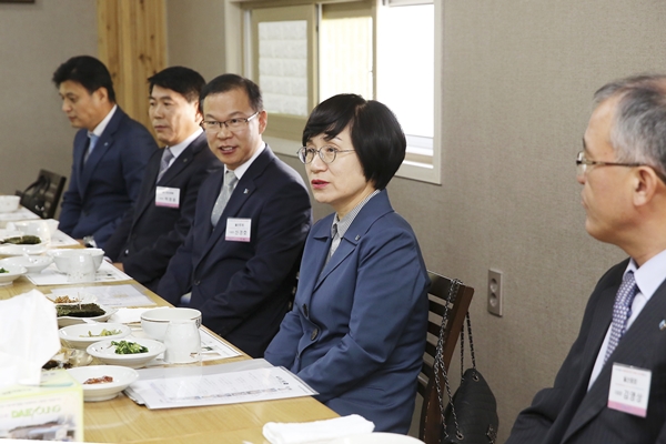 △(사진 가운데)권선주 기업은행장/사진제공=IBK기업은행