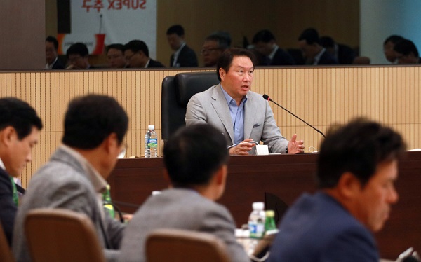 최태원 SK그룹 회장이 지난 12일 이천 SKMS연구소에서 열린 2016년 CEO세미나에 참석, 주력 관계사 CEO들에게 근본적인 변화와 혁신을 위한 실천을 당부하고 있다. SK그룹 제공