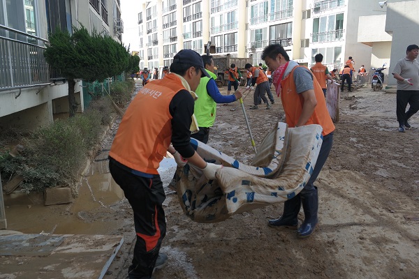 한화테크윈·한화디펜스·㈜한화/기계 임직원들이 수해로 큰 피해를 입은 양산시 상북면 아파트 단지에서 복구활동을 하고 있다. 한화그룹 제공 