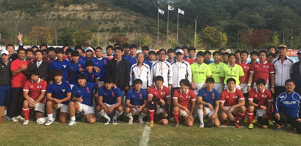 △최윤 아프로서비스그룹 회장(맨 뒷줄 가장 왼쪽 검은 양복)이 고려대학교럭비부, 재일동포럭비대표팀 친선경기 후 기념촬영을 하고 있다./사진제공=아프로서비스그룹