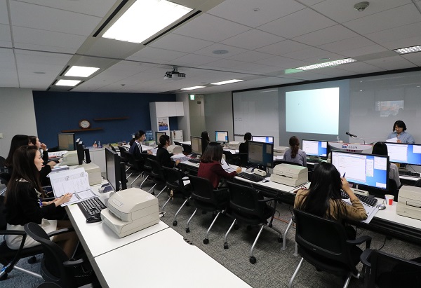 △SBI저축은행 공채 6기 신입텔러가 입문 교육을 받고 있다./사진제공=SBI저축은행