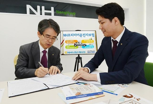 △이윤배 NH농협손해보험 대표이사는 신상품 출시를 기념해 서울 서대문구 농협손보 본사에서 해당 상품 1호 가입자로 이름을 올리고 있다./사진제공=NH농협손해보험