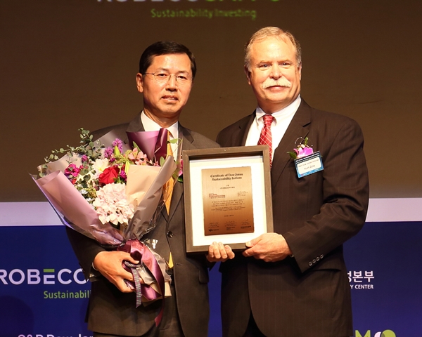 △임영진 신한금융지주 부사장, 커트 질라(Kirt Zyla) S&P Dow Jones CIO/사진제공=신한금융그룹