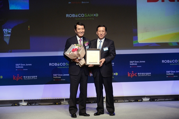 △성세환 BNK금융그룹 회장, 홍순직 한국생산성본부 회장/사진제공=BNK금융그룹