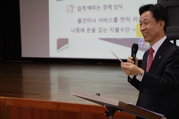 △김덕수 여신금융협회 회장이 안의중학교에서 1사1교 금융교육 특강을 진행하고 있다./사진제공=여신금융협회