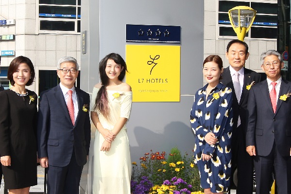 20일 L7명동에서 진행된 ‘L7명동 4성인증 현판식’에서 롯데호텔 송용덕 대표이사 사장(왼쪽에서 2번째)·배현미 L7명동 총지배인(맨 왼쪽)과 임직원 및 중국인 파워블로거들이 기념사진 촬영을 하고 있다. 롯데호텔 제공