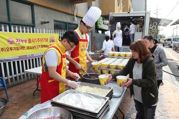 오뚜기 ‘진짬뽕 1주년’ 기념 밥차 자원봉사