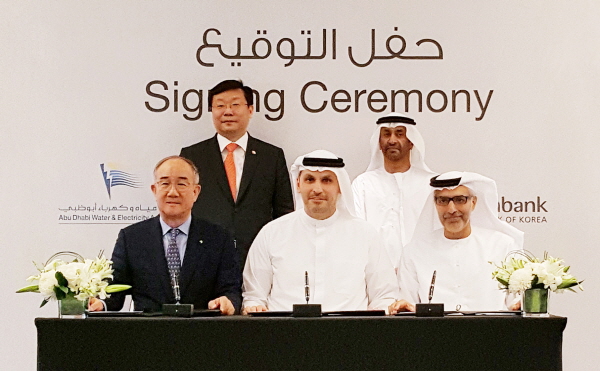 수출입은행과 UAE 아부다비 원자력공사(ENEC)가 20일(현지시간) 아부다비 포시즌호텔에서 원전건설 재원조달을 위한 총 31억달러 규모의 금융계약서에 서명했다. 사진 앞줄 맨 왼쪽부터 시계 반대방향으로 이덕훈 수은 행장, 칼둔 알 무바락 아부다비 원자력공사 이사회 의장, 리야드 알 무바락 아부다비 재무부 장관, 사이드 이드 알 가플리 아부다비 국무회의 집행위원회 의장, 주형환 산업통상자원부 장관. / 사진=수출입은행