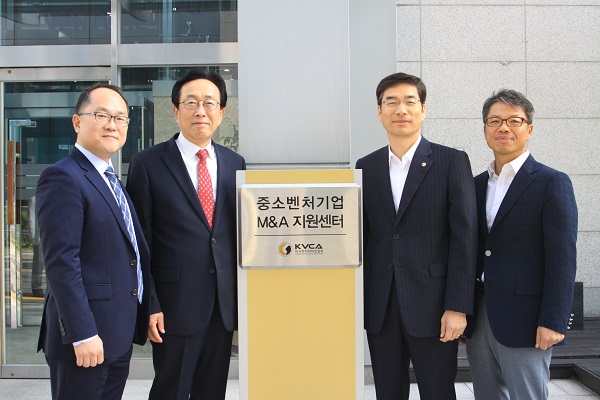 △(왼쪽부터) 김대희 한국벤처캐피탈협회 부장, 이용성 한국벤처캐피탈협회 회장, 이의준 한국벤처캐피탈협회 부회장, 김종술 한국벤처캐피탈협회 이사가 개소식 후 기념촬영을 하고 있다./사진제공=한국벤처캐피탈협회