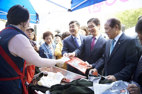 △MG희망나눔 사랑의 바자회에서 심덕섭 행정자치부 지방행정실장이 물건을 구매하고 있다./사진제공=새마을금고중앙회