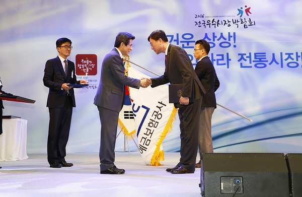 △황교안 국무총리(앞줄 왼쪽)가 곽범국 예금보험공사 사장(앞줄 오른쪽)에게 대통령 표창을 수여하고 있다./사진제공=예금보험공사