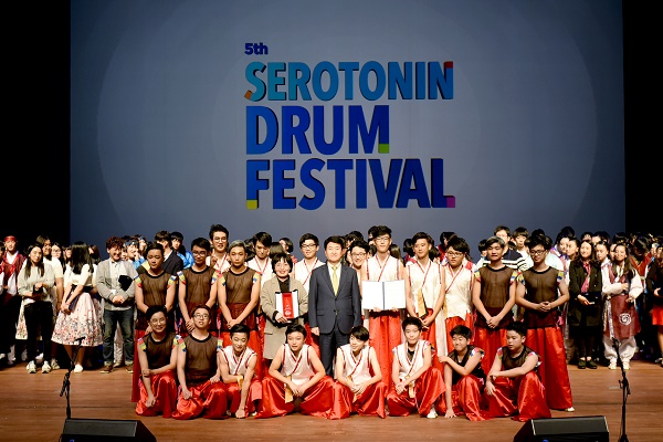 △삼성생명과 사단법인 세로토닌문화가 개최한 '제5회 사람, 사랑 드럼페스티벌'에 참가한 중학생들과 관계자들이 단체 기념촬영을 하고 있다./사진제공=삼성생명