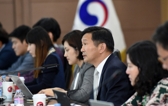 △24일 송인창 기재부 차관보(가운데)가 정부세종청사에서 국제시장 동향을 설명하고 있다./사진제공=기획재정부