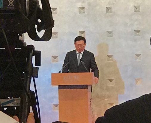 신동빈 롯데그룹 회장이 25일 오전 10시 30분 소공동 롯데호텔에서 대국민사과와 함께 그룹 쇄신안을 발표하고 있다.