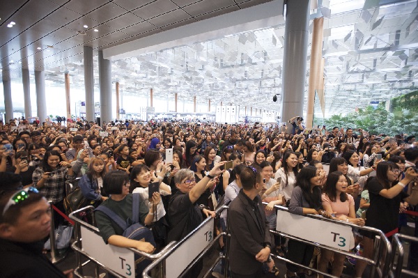 신라면세점이 창이공항 듀플렉스 매장 오픈 1주년을 기념해 마련한 이광수 팬사인회에 수많은 인파가 몰려있다. 호텔신라 제공  