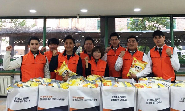 △미래에셋생명 강남대치지점 FC 20여 명이 24일 저소득층 독거노인을 찾아가 선물을 전달했다./사진제공=미래에셋생명