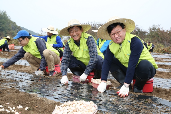 △ 김원규 NH투자증권 대표이사(맨앞줄 오른쪽)와 임직원 40여 명은 지난 26일 경기 파주시 문산읍 당동2리 마을을 방문해 마늘 식재 등 농촌 일손을 도왔다.