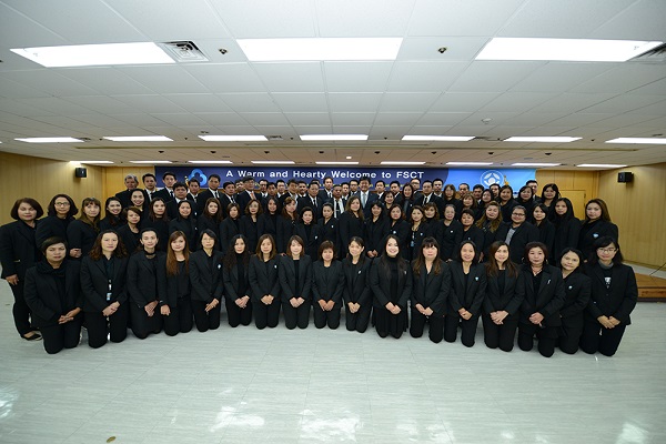 △쏨늑 분야이 태국저축신용협동조합연합회(FSCT) 부회장을 포함한 80명의 연수단이 새마을금고중앙회관에서 기념촬영을 하고 있다.