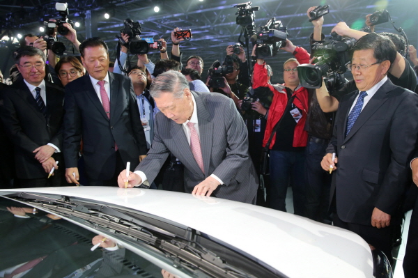 정몽구 현대자동차그룹 회장이 지난 18일 창저우공장 첫번째 생산 모델 위에나에 기념 사인을 하고 있다.