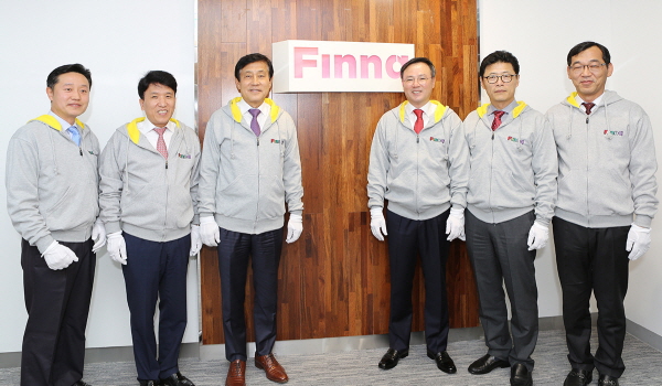 △하나금융그룹과 SK텔레콤은 지난 28일 합작투자법인 '주식회사 핀크' 현판식을 서울 을지로 사옥에서 가졌다. 민응준 핀크 대표이사, 함영주 KEB하나은행장, 김정태 하나금융그룹 회장, 장동현 SK텔레콤 사장, 이형희 SK텔레콤 사업총괄, 윤원영 SK텔레콤 생활가치 부문장(왼쪽부터)이 이날 현판식에서 기념촬영을 하고있다./사진 제공=하나금융그룹