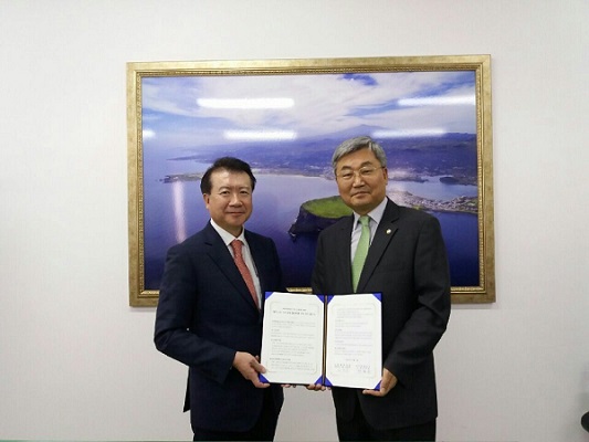 성영목 신세계디에프 대표이사(좌)와 최갑열 제주관광공사 사장은 31일 제주 산남지역 관광 활성화를 위해 양사가 보유한 면세 인프라를 공유하는 업무 협약서를 체결했다. 신세계디에프 제공