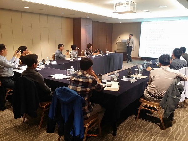 △J트러스트 그룹 임원이 교육을 받고 있다./사진제공=J트러스트 그룹